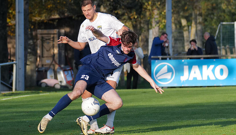 Hollenbachs Niklas D&ouml;rr wird attackiert.