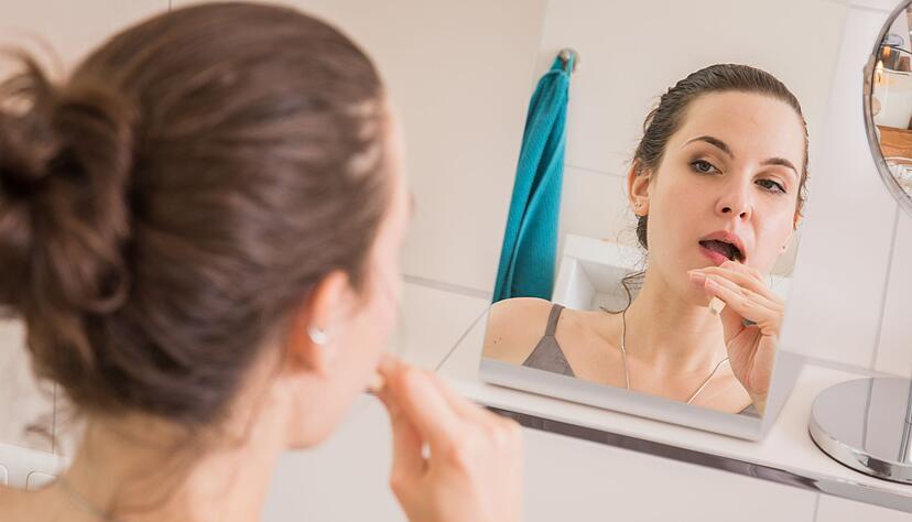 Beim Z&auml;hneputzen sollte man auf den richtigen Druck achten, um Z&auml;hne und Zahnfleisch zu schonen.