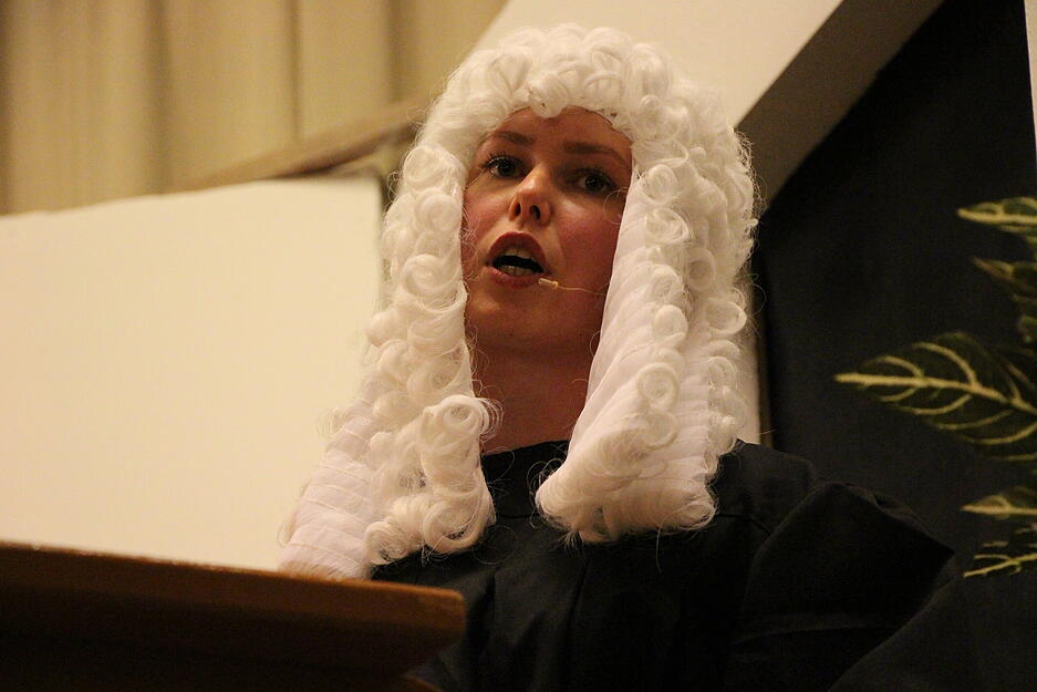 Die B&uuml;rgermeister von Forchtenberg, Niedernhall und Wei&szlig;bach feiern Premiere ihres dritten Theaterst&uuml;cks &bdquo;Hinter Gittern &ndash; Ab in den Frauenknast&ldquo;.