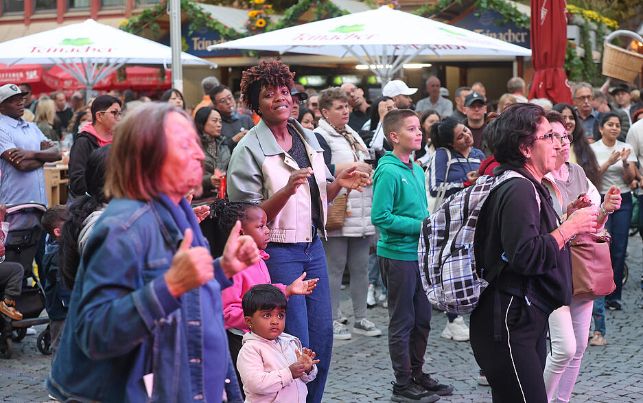 Am Freitagabend kann auf dem Heilbronner Weindorf ausgelassen gefeiert werden. Am Freitagabend kann auf dem Heilbronner Weindorf ausgelassen gefeiert werden.