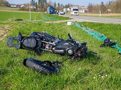 Bei einem Unfall bei Kirchardt ist ein Motorrad ins Feld geschleudert worden. Bei einem Unfall bei Kirchardt ist ein Motorrad ins Feld geschleudert worden.