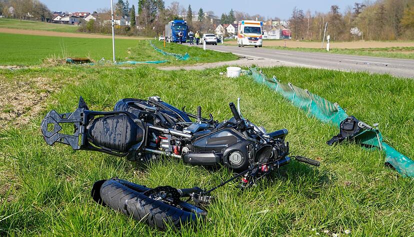Bei einem Unfall bei Kirchardt ist ein Motorrad ins Feld geschleudert worden.