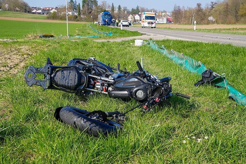 Bei einem Unfall bei Kirchardt ist ein Motorrad ins Feld geschleudert worden.