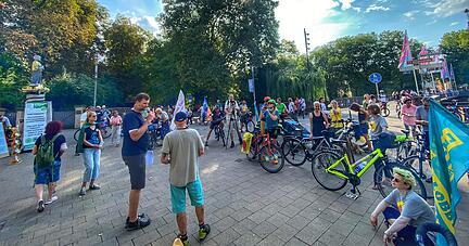 Peter Titus (vorne links) hat die Teilnehmer der "Tour de Verkehrswende" auf ihrem Zwischenstopp in Heilbronn in Empfang genommen.
Foto: Lisa Könnecke Peter Titus (vorne links) hat die Teilnehmer der "Tour de Verkehrswende" auf ihrem Zwischenstopp in Heilbronn in Empfang genommen.
Foto: Lisa Könnecke
