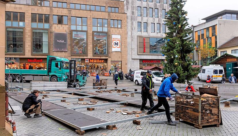 Der Aufbau für den Heilbronner Käthchen-Weihnachtsmarkt ist derzeit in der Innenstadt überall in vollen Gange. Auf dem Kiliansplatz werden die Bretter für die Eisbahn verlegt. Der Aufbau für den Heilbronner Käthchen-Weihnachtsmarkt ist derzeit in der Innenstadt überall in vollen Gange. Auf dem Kiliansplatz werden die Bretter für die Eisbahn verlegt.