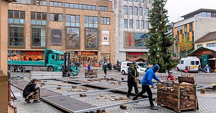 Der Aufbau für den Heilbronner Käthchen-Weihnachtsmarkt ist derzeit in der Innenstadt überall in vollen Gange. Auf dem Kiliansplatz werden die Bretter für die Eisbahn verlegt.
Fotos: Mario Berger