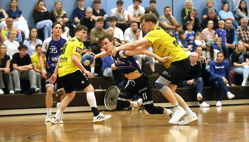 Mehr als 300 Zuschauer sind in die Weibertreuhalle gekommen, darunter 80 Jugendspieler in den Vereinsfarben.