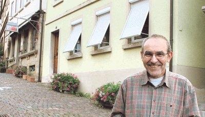 Bernd Wetzka, Bad Wimpfener Gemeinderat und Lehrer am Hohenstaufen-Gymnasium, vor dem Haus, in dem Adolf Baer bis 1938 gelebt hat. Baers Enkelinnen sind hoch erfreut &uuml;ber den Fund des Gebetsbuches.Fotos: Adrian Hoffmann/privat