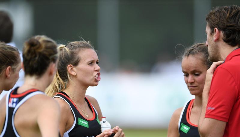 Anne Schr&ouml;der (3.v.l) spricht nach dem Sieg gegen Belgien mit Trainer Xavier Reckinger.