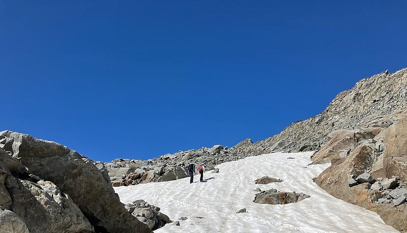 Auch Schneefelder werden weniger - ein Problem für die Wasserversorgung auf hochgelegenen Hütten. Auch Schneefelder werden weniger - ein Problem für die Wasserversorgung auf hochgelegenen Hütten.