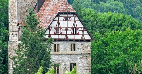 Das historische Schloss in Buchenbach ist weithin sichtbar.