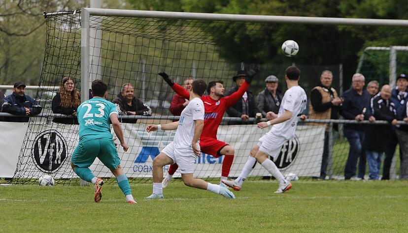 Leorant Marmullaku köpft zur 2:0-Führung des VfR Heilbronn gegen die Young Boys Reutlingen ein.