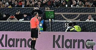 Schiedsrichter Stuart Attwell entschied nach Eingriff des VAR auf Elfmeter f&uuml;r Deutschland. Bei der EM 2024 war selbst VAR und griff im Viertelfinale gegen Spanien nicht ein.