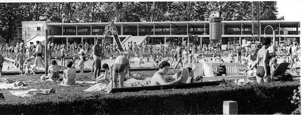 1961 - Das Heilbronner Freibad  vermeldet in diesen heißen Tagen einen Riesenandrang. Jung und alt suchen Erfrischung in den Fluten der drei Becken. Das im Rohbau fertiggestellte Garderobengebäude lässt jetzt schon erkennen, dass der Kabinennotstand in der nächsten Badesaison ein Ende haben wird.