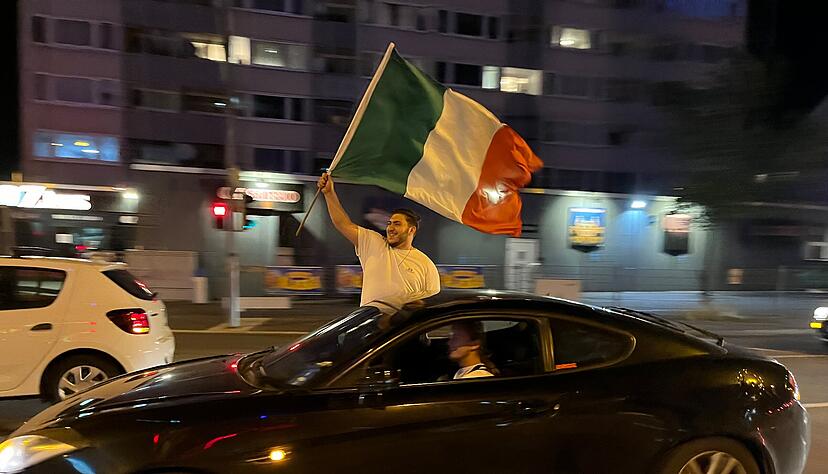 Fahnen und Flaggen beim Autokorso in Heilbronn. Titelverteidiger Italien ist weiter im Turnier. Fahnen und Flaggen beim Autokorso in Heilbronn. Titelverteidiger Italien ist weiter im Turnier.