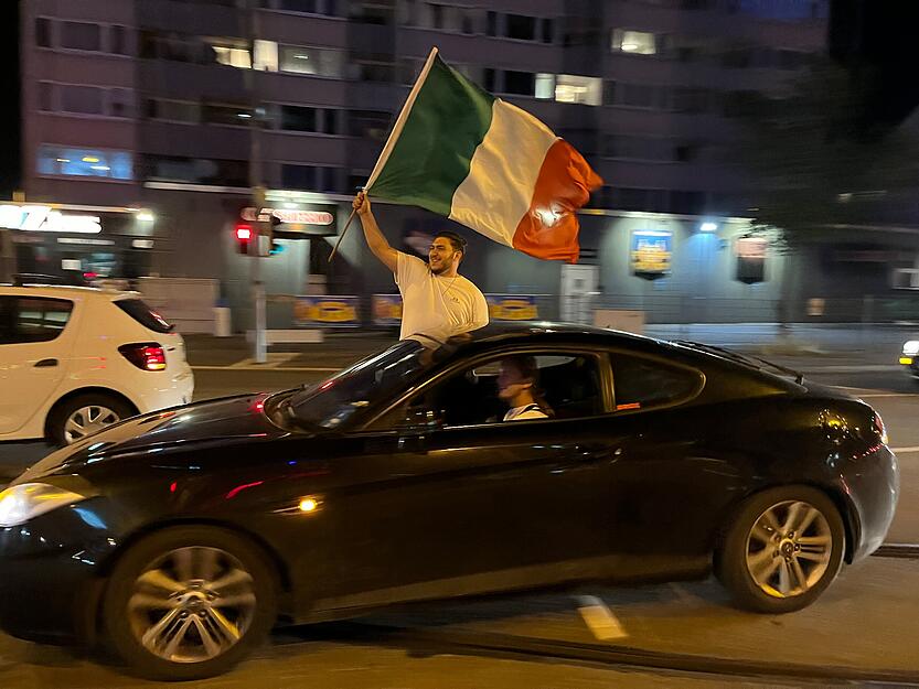 Fahnen und Flaggen wurden geschwungen. Titelverteidiger Italien ist weiter im Turnier. Fahnen und Flaggen wurden geschwungen. Titelverteidiger Italien ist weiter im Turnier.