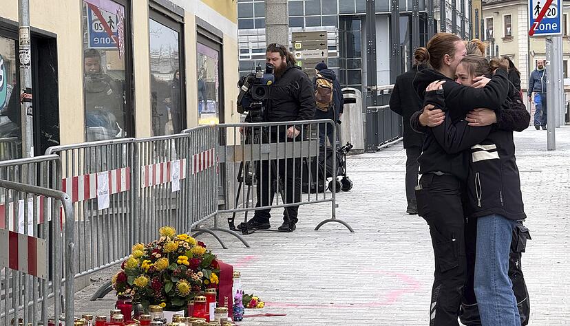 Menschen in Villach trauern nach dem t&ouml;dlichen Messerangriff.