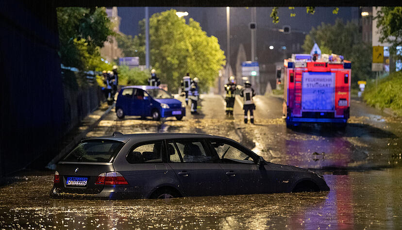 Ein Auto steht am Montagabend in der überfluteten Autounterführung am Österreichischen Platz.