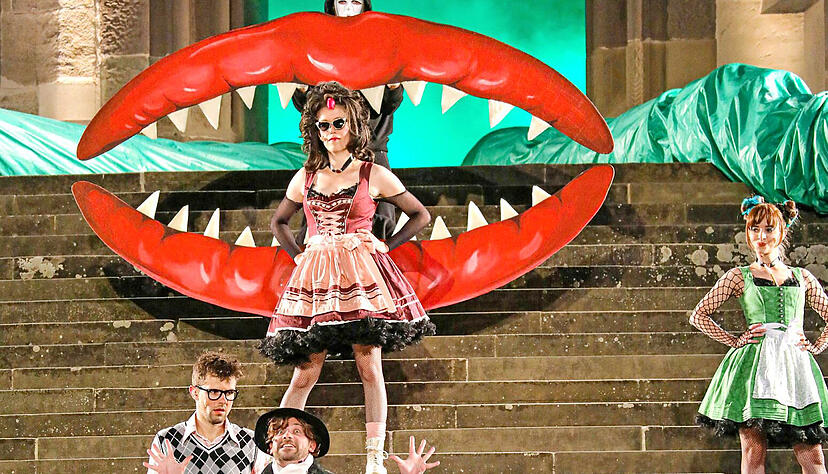 Monster-Pflanze Audrey II d&uuml;rstet nach Blut, findet Seymour (Benjamin Sommerfeld, vorne links) ein passende Opfer f&uuml;r sie?