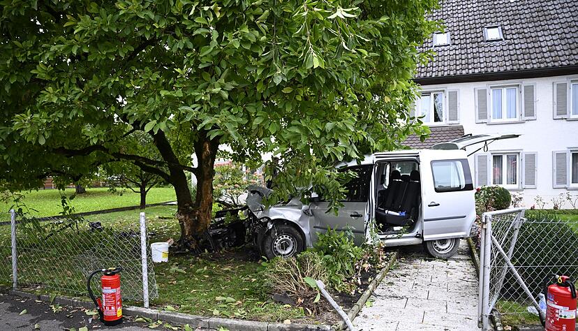 Alle drei Insassen wurden verletzt, zwei von ihnen schwer.