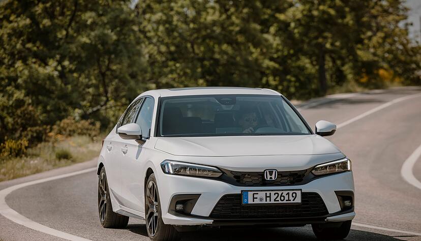 Im Herbst kommt der neue Honda Civic in den Handel. Diesmal wird es ihn ausschließlich als Vollhybrid mit einer Gesamtleistung von 135 kW/184 PS geben. Im Herbst kommt der neue Honda Civic in den Handel. Diesmal wird es ihn ausschließlich als Vollhybrid mit einer Gesamtleistung von 135 kW/184 PS geben.
