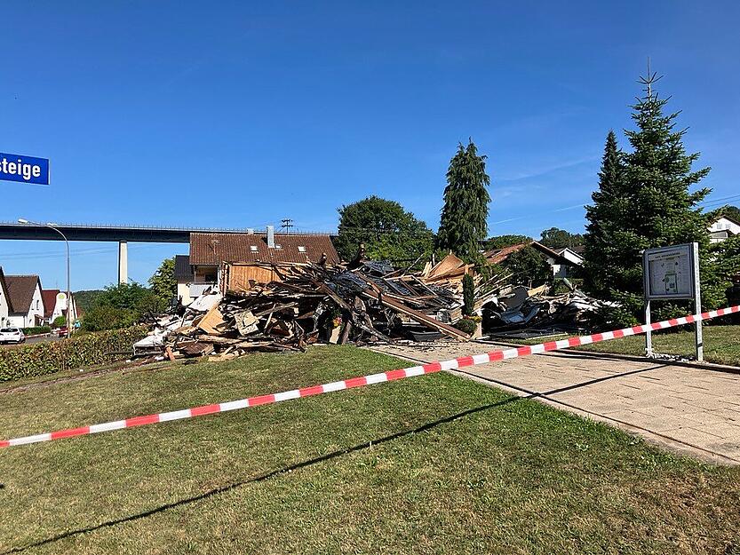 Von der Kirche St. Josef ist am Sonntag kaum noch was zu sehen, Das Gebäude brannte vollständig nieder.