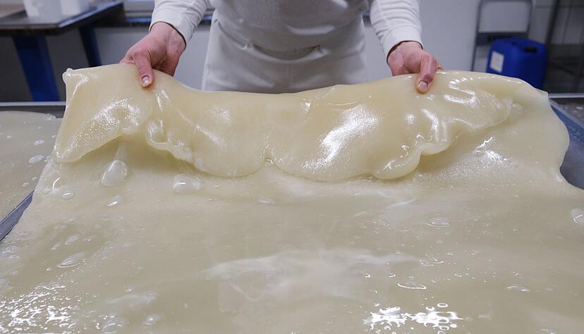 Die Arbeit in der S&uuml;&szlig;warenabteilung ist mit einem herrlich duftenden Umfeld, aber auch mit viel k&ouml;rperlicher Anstrengung verbunden.