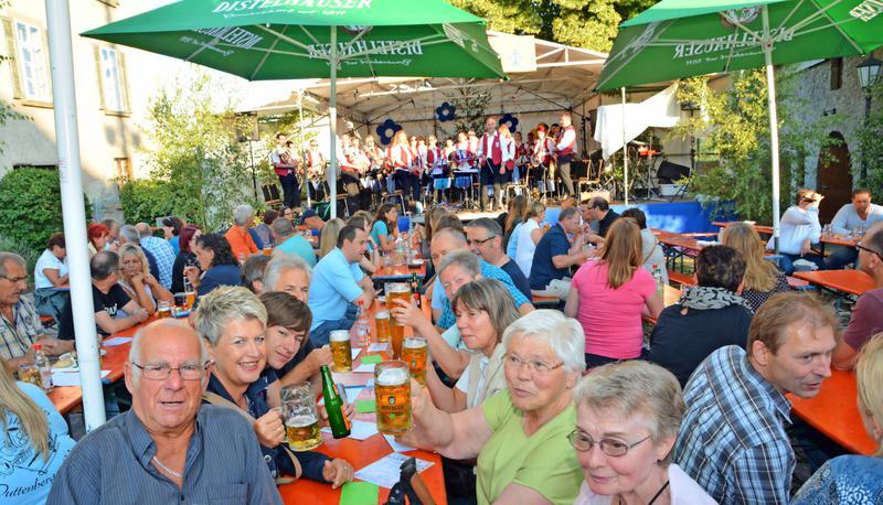 Prima Stimmung herrschte im Duttenberger Kelterhof beim Bockbierfest des Musikvereins. Die Theatergruppe (vorne) feierte dort ihr Helferfest.
Foto: Rudolf Landauer