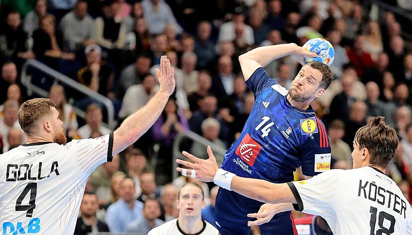 Sie haben das Stopp-Zeichen von Johannes Golla (v. l.), Juri Knorr und Julian Köster einfach ignoriert: Kentin Mahe (am Ball) und die Franzosen sind obenauf.
Foto: dpa