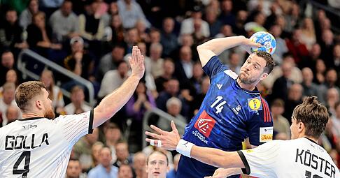 Sie haben das Stopp-Zeichen von Johannes Golla (v. l.), Juri Knorr und Julian Köster einfach ignoriert: Kentin Mahe (am Ball) und die Franzosen sind obenauf.
Foto: dpa