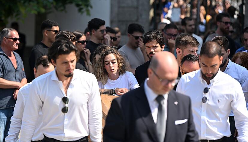 Wenige Tage nach der Hochzeit starb Diogo Jota bei einem Autounfall. Neben Rute Cardoso waren auch zahlreiche Mitspieler des Fußballprofis zur Trauerfeier gekommen. Wenige Tage nach der Hochzeit starb Diogo Jota bei einem Autounfall. Neben Rute Cardoso waren auch zahlreiche Mitspieler des Fußballprofis zur Trauerfeier gekommen.