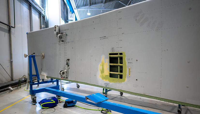 Nach einem zerplatzten Reifen ist eine Landeklappe schwer besch&auml;digt.