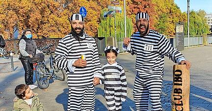 Mehmet Topyürek (rechts) am Samstag beim Start an der Götzenturmbrücke: In Sträflingskleidung nahm er den Weltrekord in Angriff.
Foto: privat Mehmet Topyürek (rechts) am Samstag beim Start an der Götzenturmbrücke: In Sträflingskleidung nahm er den Weltrekord in Angriff.
Foto: privat