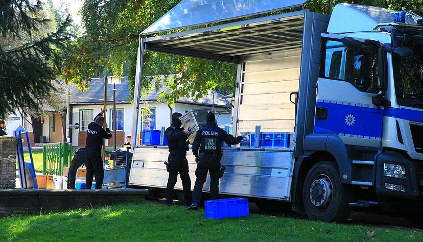 Polizeibeamte durchsuchen im Rahmen einer bundesweiten Aktion eine Gebäudeanlage. Polizeibeamte durchsuchen im Rahmen einer bundesweiten Aktion eine Gebäudeanlage.