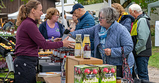 Der Herstmarkt im Botanischen Obstgarten unterhalb des Heilbronner Wartbergs bietet unter dem Motto saisonal, regional und direkt vom Erzeuger ein Füllhorn an Früchten und Naturprodukten.
Foto: Christiana Kunz