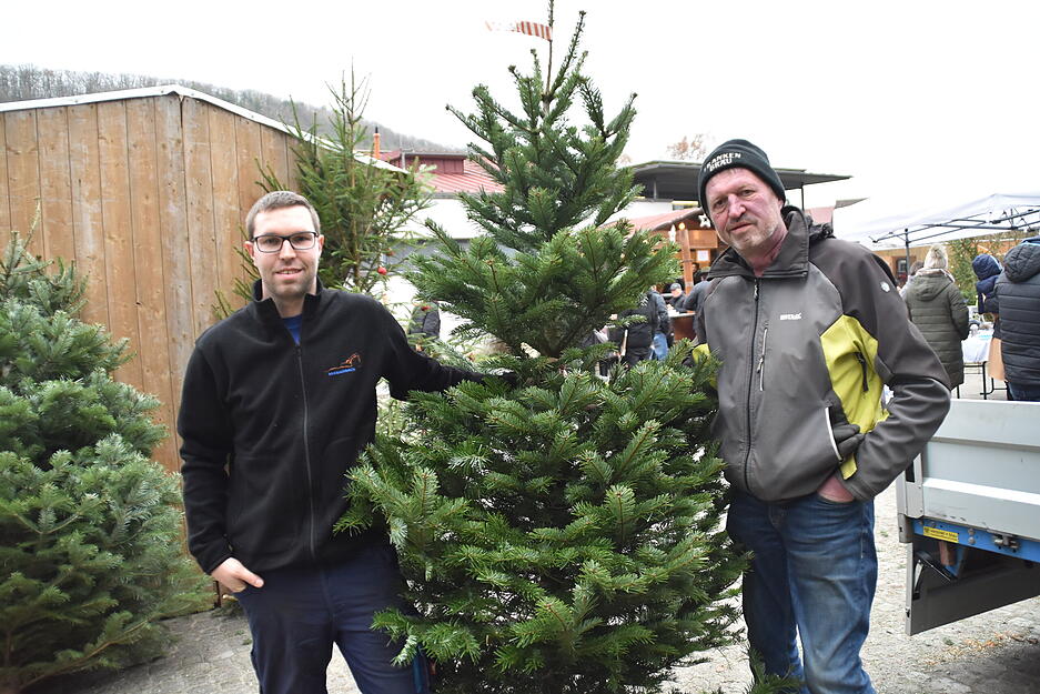 Gerold Prümmer aus dem benachbarten Eberbach verkauft auf dem Weihnachtsmarkt in Buchenbach traditionell Weihnachtsbäume. Gerold Prümmer aus dem benachbarten Eberbach verkauft auf dem Weihnachtsmarkt in Buchenbach traditionell Weihnachtsbäume.