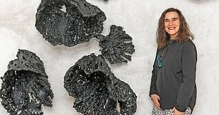 &bdquo;Die Natur braucht uns nicht &ndash; der Mensch braucht die Natur&ldquo;: Ulrike Doni&eacute; schafft so bedrohliche wie &auml;sthetisch spannende R&auml;ume in der Kleiststra&szlig;e.