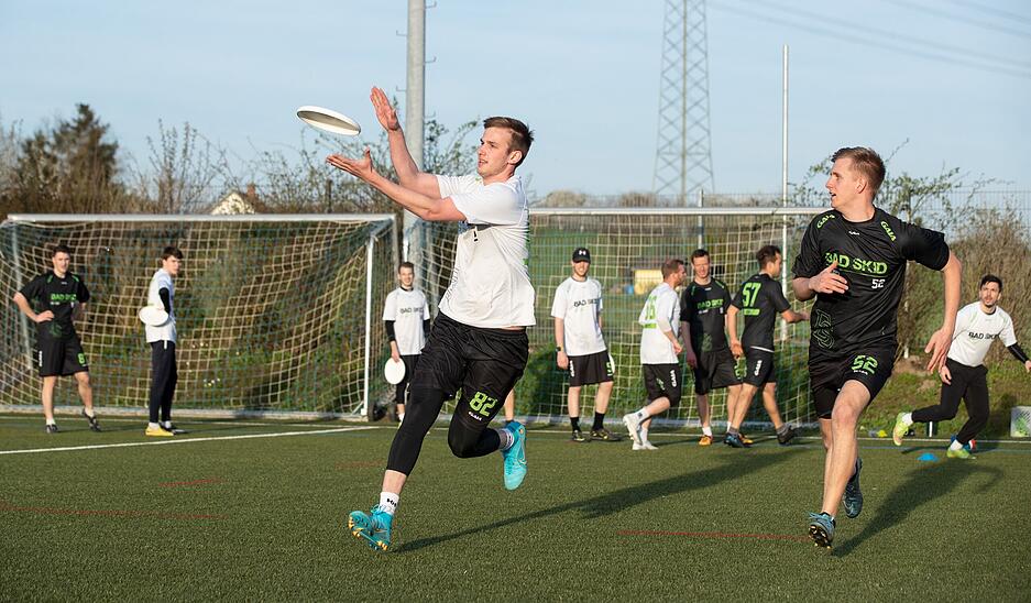 Im Angriff ist neben Fangqualitäten eine hohe Laufintensität gefragt. Beim Verteidigen kommt es auf Antizipations- und Reaktionsschnelligkeit an. Im Angriff ist neben Fangqualitäten eine hohe Laufintensität gefragt. Beim Verteidigen kommt es auf Antizipations- und Reaktionsschnelligkeit an.