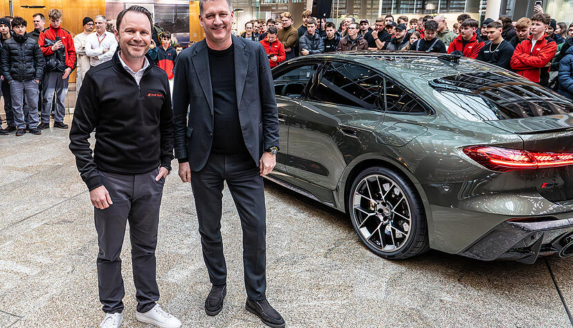 Audi Sport-Gesch&auml;ftsf&uuml;hrer Rolf Michl (links) und Audi-Chef Gernot D&ouml;llner bei der Pr&auml;sentationen des neuen RS 5 f&uuml;r die Besch&auml;ftigten. Viele weitere Modelle folgen noch 2026.