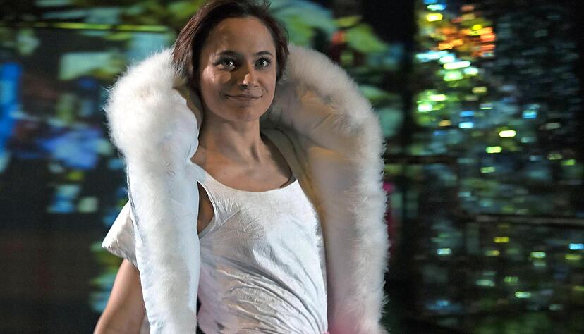 Raus aus dem Alltag in der Provinz und rein ins Berlin der 20er Jahre, wo nicht alles gold ist, was glänzt: Giulia Weis ist das kunstseidene Mädchen, das sich trotz Tiefschlägen nicht unterkriegen lässt in der Boxx des Heilbronner Theaters.
Foto: Thomas Braun Raus aus dem Alltag in der Provinz und rein ins Berlin der 20er Jahre, wo nicht alles gold ist, was glänzt: Giulia Weis ist das kunstseidene Mädchen, das sich trotz Tiefschlägen nicht unterkriegen lässt in der Boxx des Heilbronner Theaters.
Foto: Thomas Braun