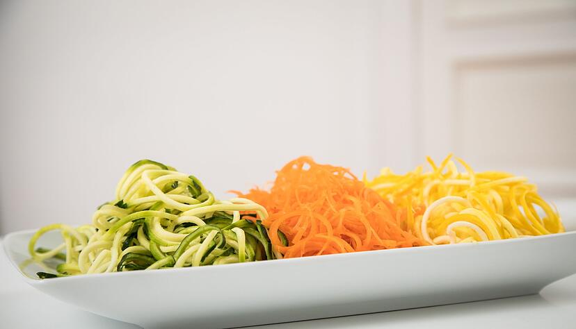 Wenn die Zucchini oder die Möhre als Spaghetti daherkommt: In der rohköstlichen Küche geht es oft kreativ zu.