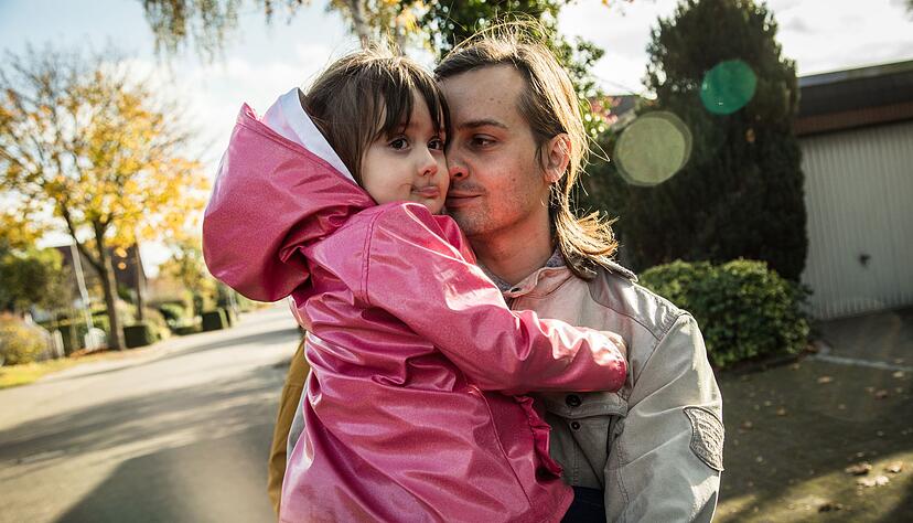 Sicherer Hafen - auch bei Wut und Tr&auml;nen: Zeigen Kinder bei Papa oder Mama, wie sie sich f&uuml;hlen, spricht das in der Regel f&uuml;r eine gute Bindung.