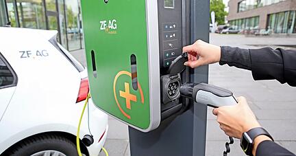 E-Carsharing mit Ladesäule der ZEAG in Heilbronn. Foto: Ralf Seidel