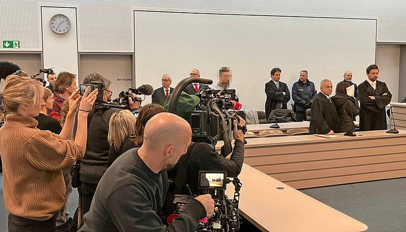 Das Medien- und Zuschauerinteresse zur Urteilsverkündung war groß. Besucher warteten bereits seit 7 Uhr vor den Türen des Landgerichts Ingolstadt.
Foto: Jürgen Kümmerle Das Medien- und Zuschauerinteresse zur Urteilsverkündung war groß. Besucher warteten bereits seit 7 Uhr vor den Türen des Landgerichts Ingolstadt.
Foto: Jürgen Kümmerle