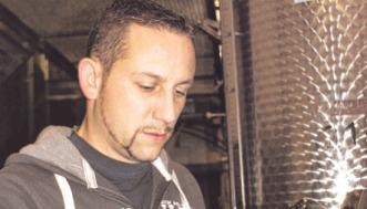 Schaumwein handgerüttelt: Markus Gruber zeigt, wie es geht.Fotos: Friedrich Schaumwein handgerüttelt: Markus Gruber zeigt, wie es geht.Fotos: Friedrich