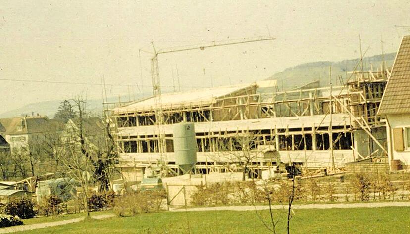 Viele &ouml;ffentliche Geb&auml;ude in Ellhofen hat die Firma Schwarz hochgezogen &minus; etwa 1962 die Volksschule, die heutige Grundschule. Das Fotoarchiv des Betriebs belegt die Entwicklung der Kommune.