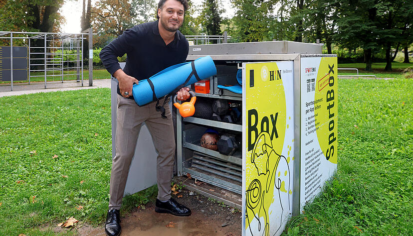 Sportgeräte leihen per App: Altin Zhegrova an einer Sport-Box im Campuspark Heilbronn. Sportgeräte leihen per App: Altin Zhegrova an einer Sport-Box im Campuspark Heilbronn.