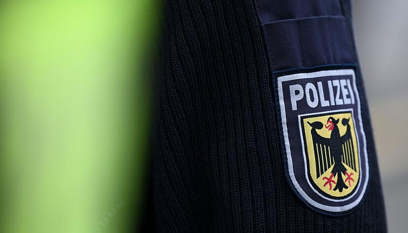 Die Beamten stellten die gef&auml;lschten Dokumente sicher. (Symbolbild)