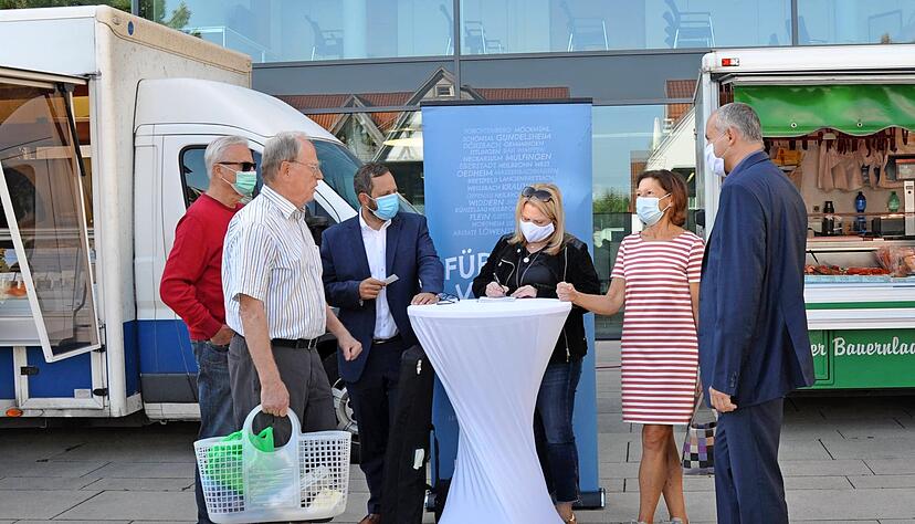 Helmut Cibulsky (vorne links) und Christiana Thunich (2.v.r.) im Gespräch mit Bürgermeister Ralf Steinbrenner (re.), Stimme-Mitarbeiter Josef Staudinger (li.) sowie den Redakteuren Alexander Schnell und Claudia Kostner.
Foto: privat Helmut Cibulsky (vorne links) und Christiana Thunich (2.v.r.) im Gespräch mit Bürgermeister Ralf Steinbrenner (re.), Stimme-Mitarbeiter Josef Staudinger (li.) sowie den Redakteuren Alexander Schnell und Claudia Kostner.
Foto: privat