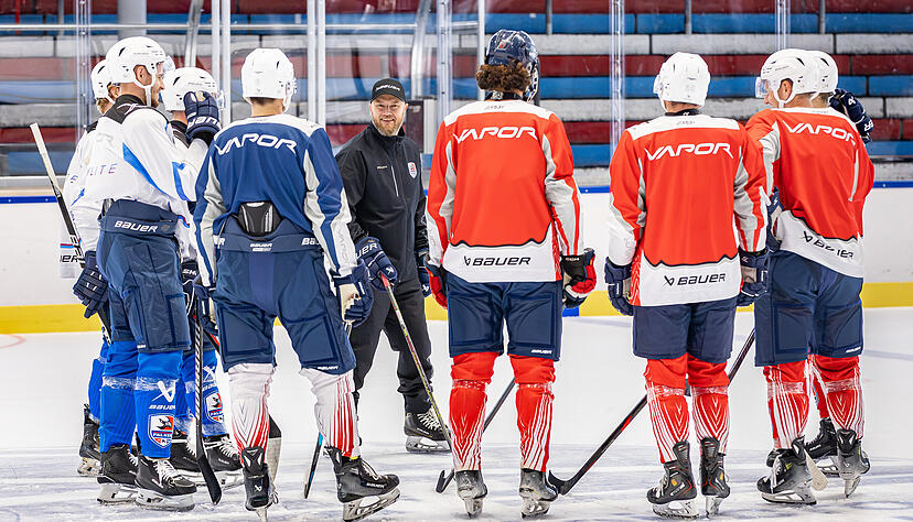 Seit Vorbereitungsbeginn hat Falken-Trainer Niko Eronen (im Hintergrund) seinen Spielern ein neues System verordnet.